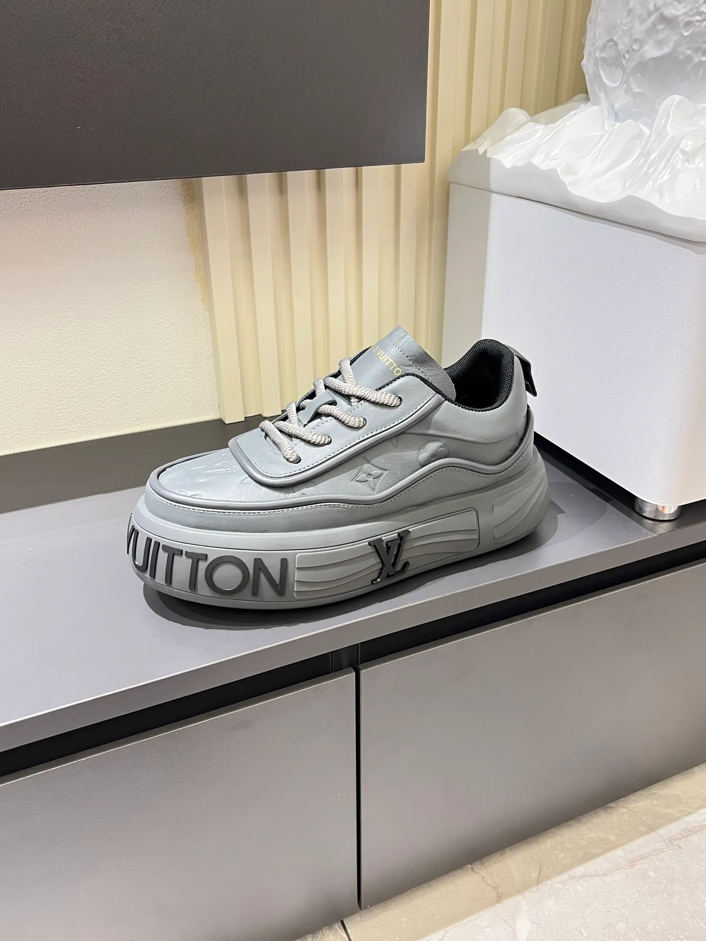 p560 "LOUI* VUITTO*" popular men's casual shoes, genuine development in Italy💯Purchase level quality✔️The upper is made of official website material first-layer cowhide, comfortable and soft sheepskin feet⚡️Fashionable and versatile. The toe last shape is firm and full, and the soles are made from LV original molds and can be freely entered and exited the counter. They are light and comfortable on the foot~purely handmade, details determine the quality! Size:39-44, (38.45 customized)